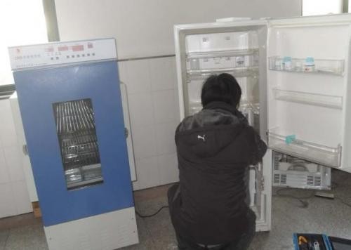 成都利勃海爾冰箱官方維修電話(變頻電冰箱換通用板)